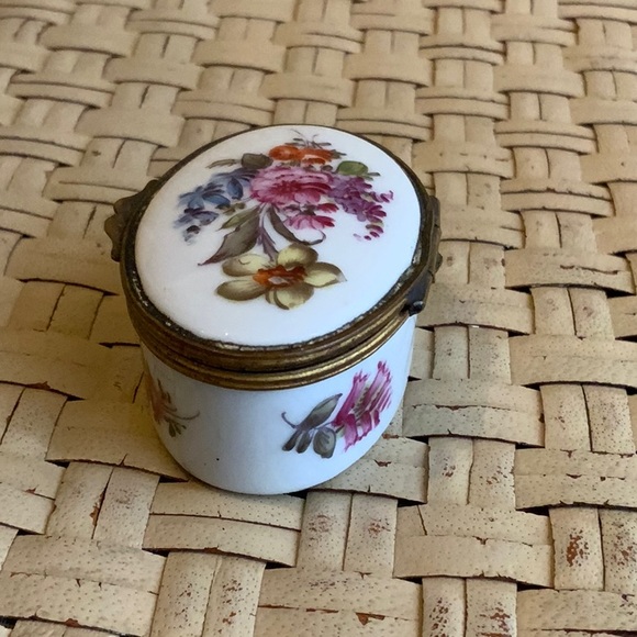 VINTAGE FLORAL PORCELAIN TRINKET BOX - Picture 3 of 9